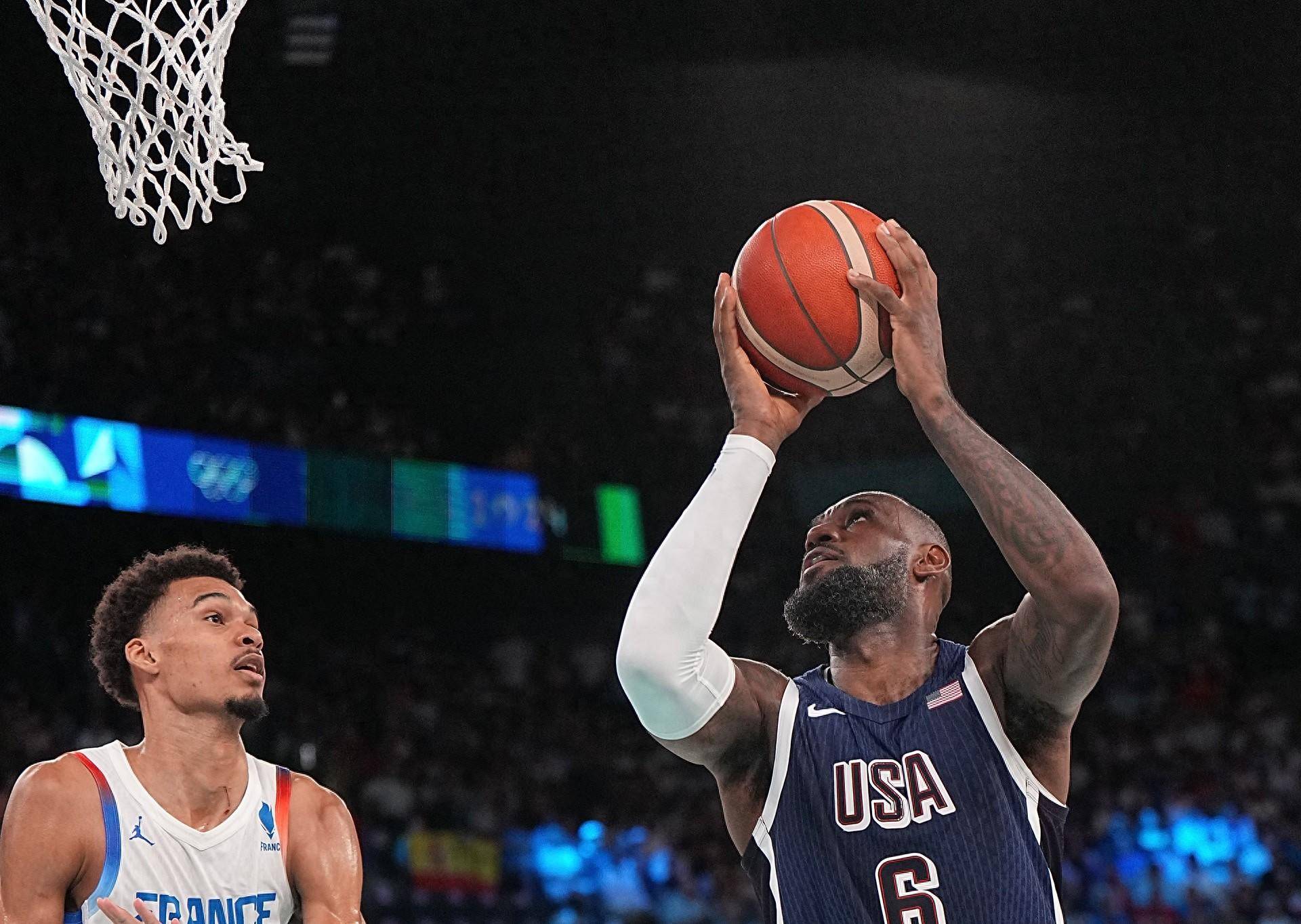 九游app-詹姆斯在法国队比赛中出色发挥，爆冷引发热议！再创辉煌时刻(詹姆斯在国际赛场比赛中的表现)